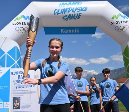Čez dvesto kamniških otrok in športnikov s ponosom sprejelo in poneslo slovensko baklo (31)